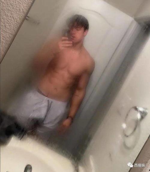 吃瓜网红腹肌男,揭秘网红男生的健身生活