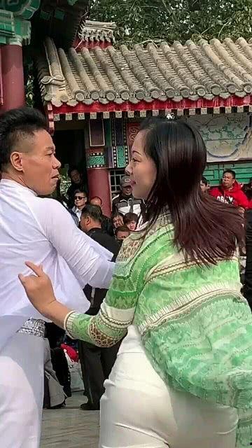 藏族夫妻吃瓜视频大全,藏族夫妻甜蜜吃瓜瞬间，尽展民族特色生活画卷